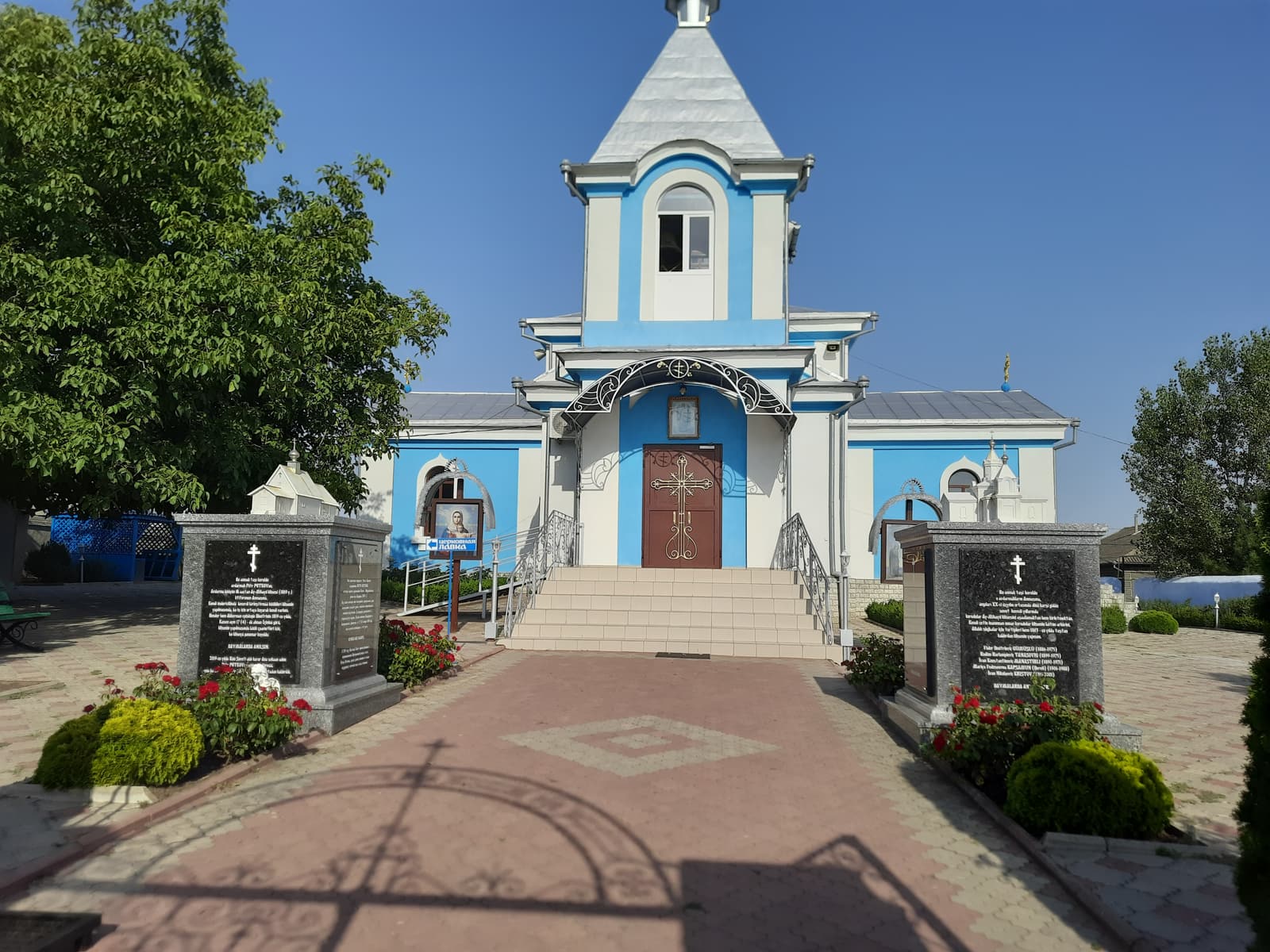 Die blau-weiße Erzengel-Michael-Kirche in Avdarma
