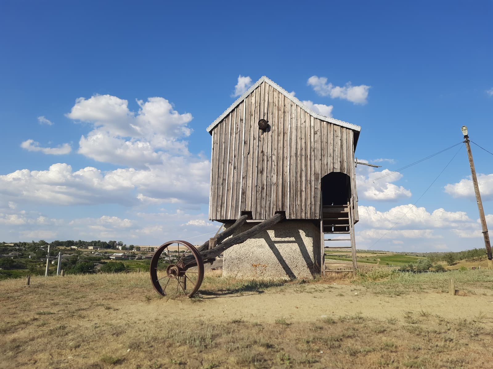 Die alte hölzerne Windmühle auf dem Hügel über Beșalma