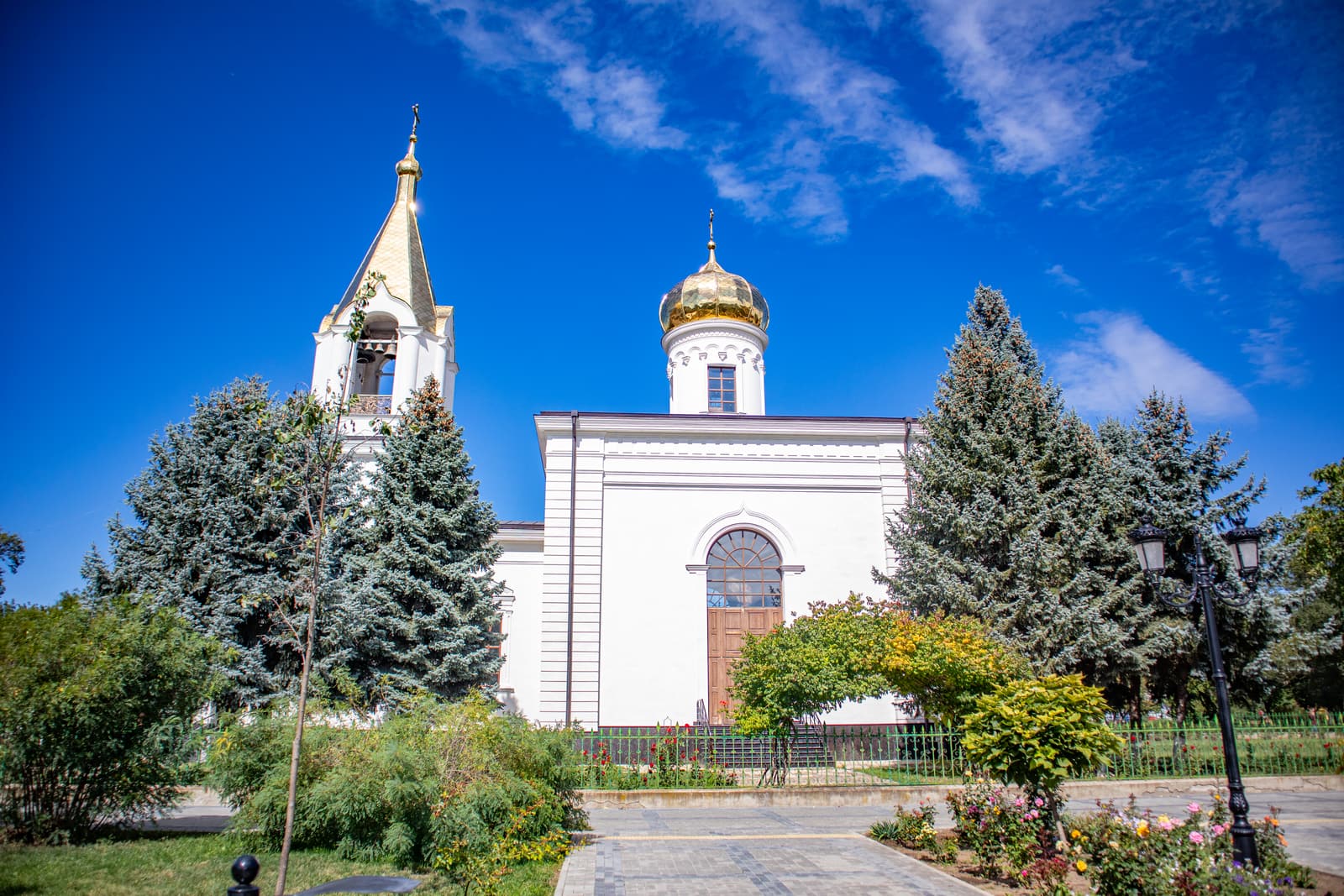 Белый собор Святого Михаила в Кагуле с золотым куполом