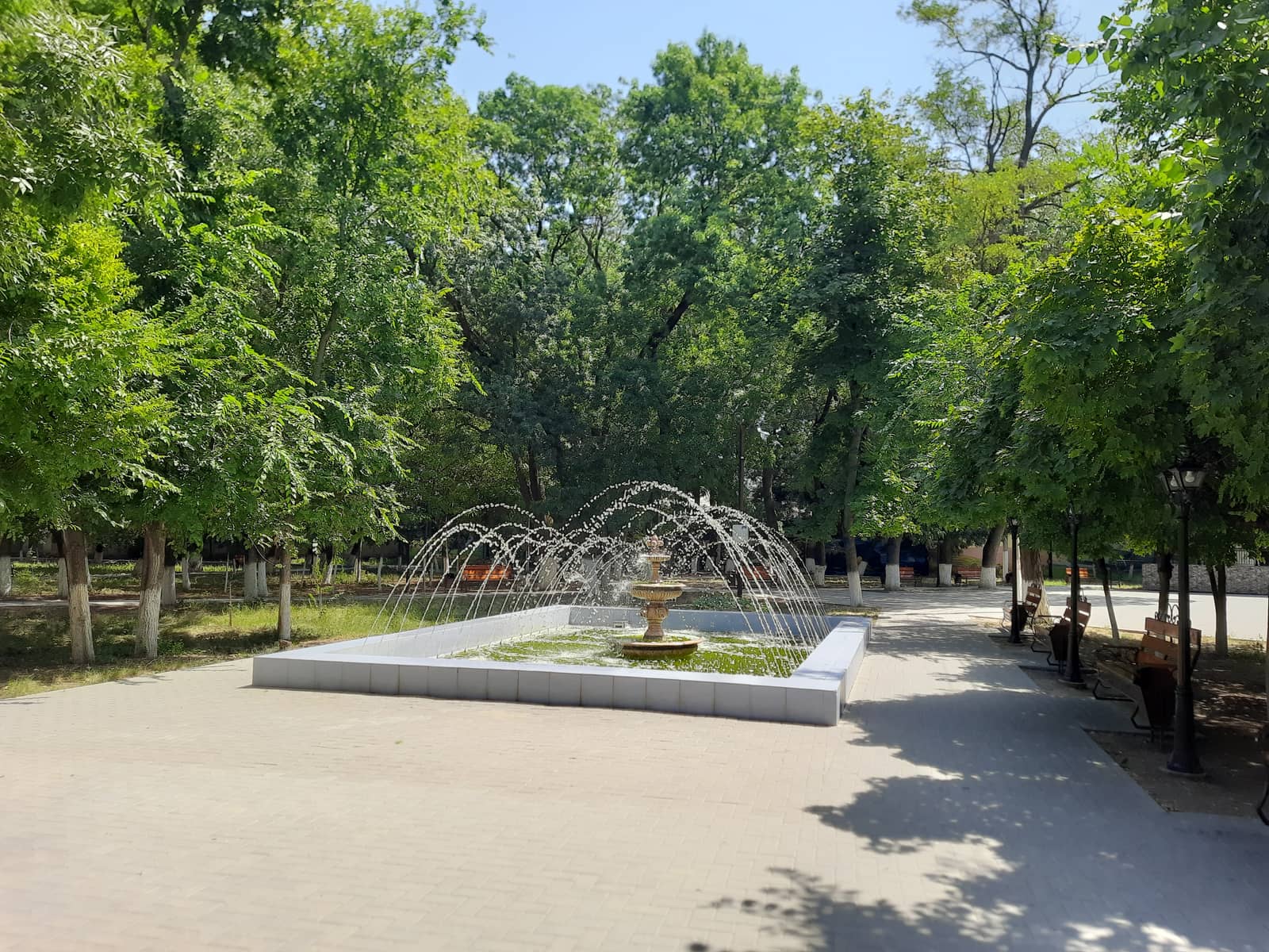 Ein Springbrunnen im schattigen Zentralpark von Ceadîr-Lunga
