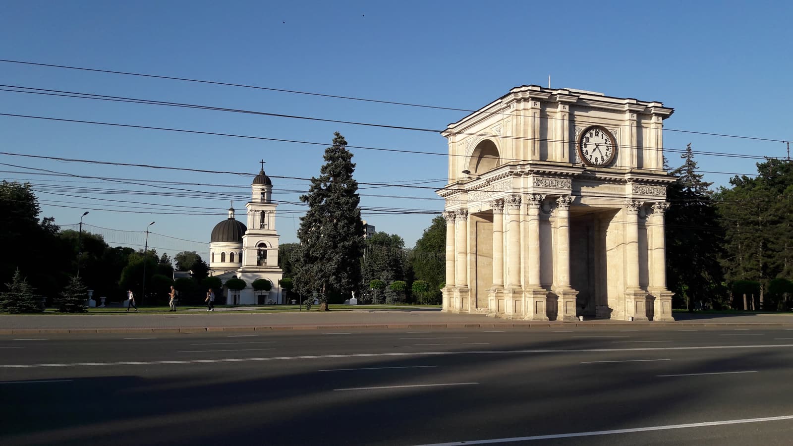 Триумфальная арка в Кишинёве, за ней колокольня собора