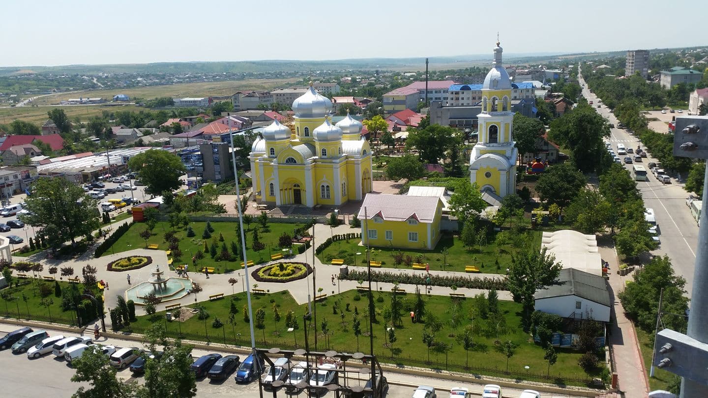 Die gelbe Kathedrale Johannes des Täufers mit ihrem Park im Zentrum von Comrat, von oben gesehen