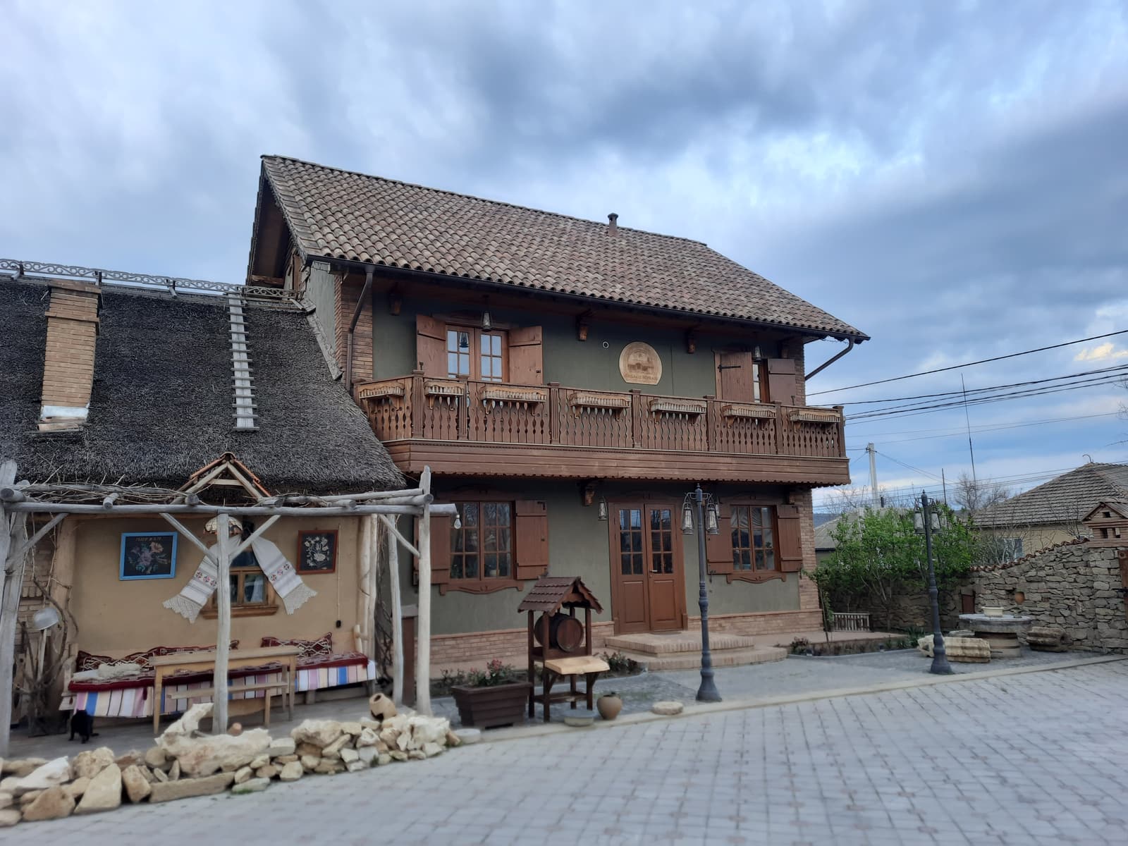 Häuser im traditionellen Stil im Ethno-Komplex Gagauz Sofrası in Congaz