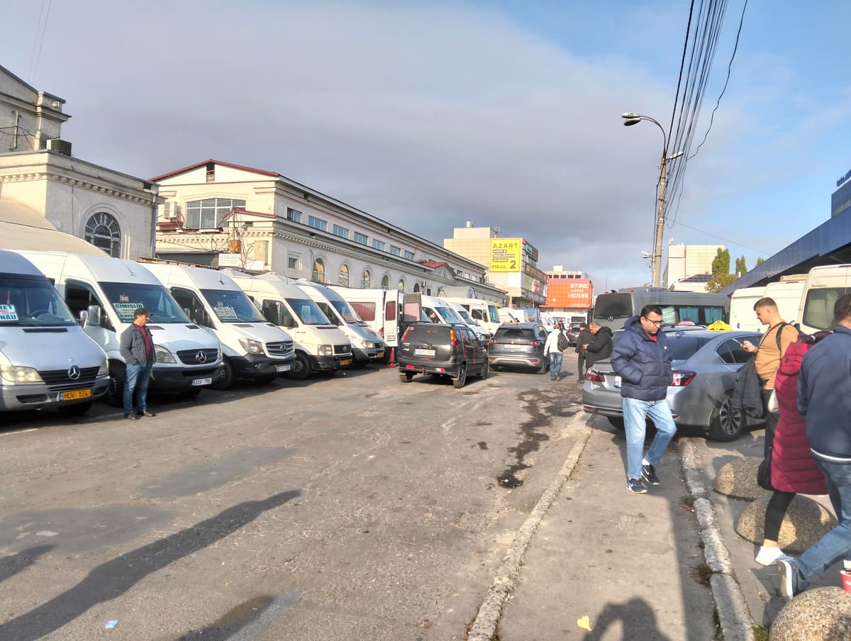 Wartende Minibusse an einem Busbahnhof in Chișinău