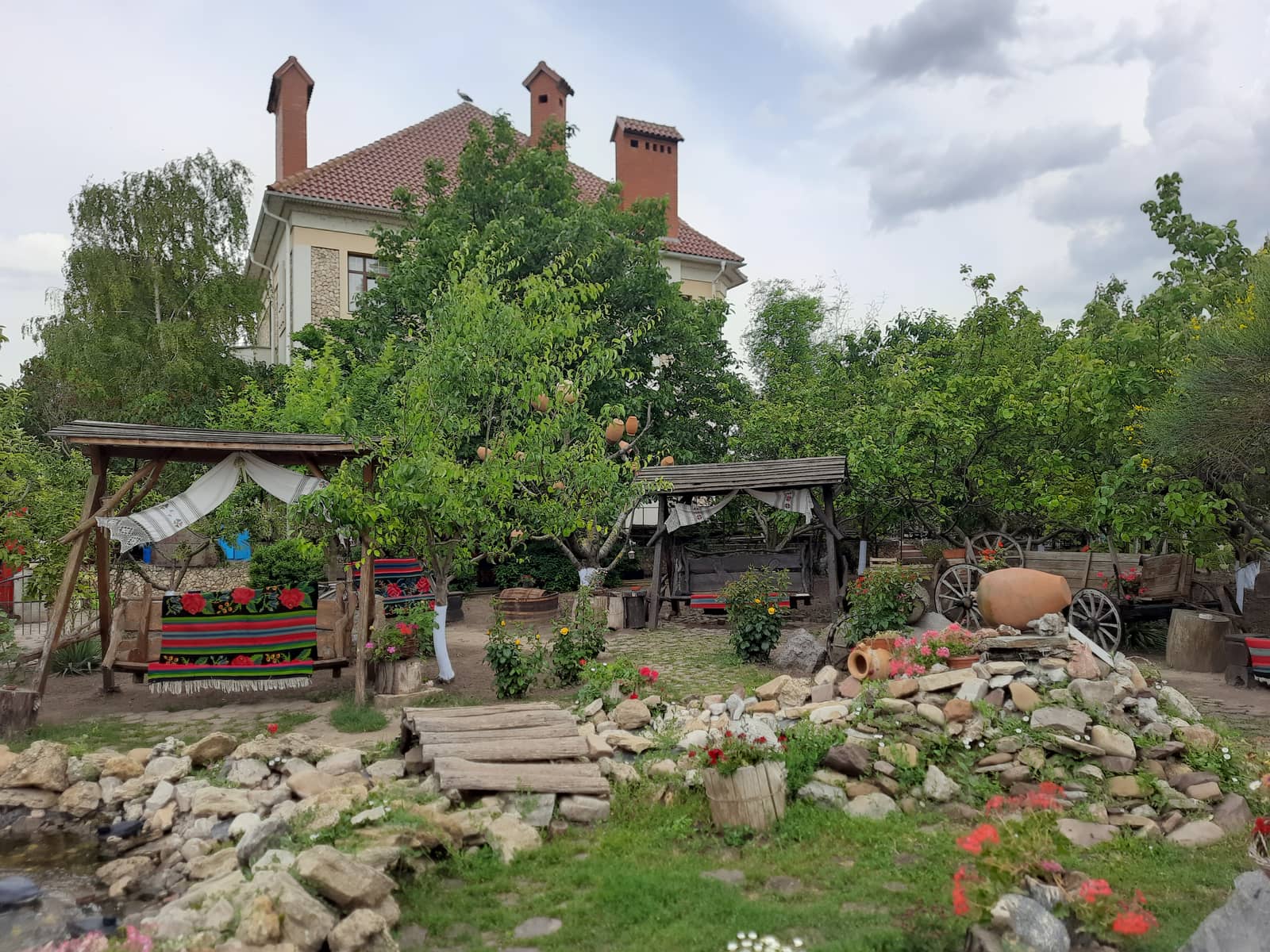 Der Gartenhof des Ethno-Komplexes Gagauz Sofrası in Congaz