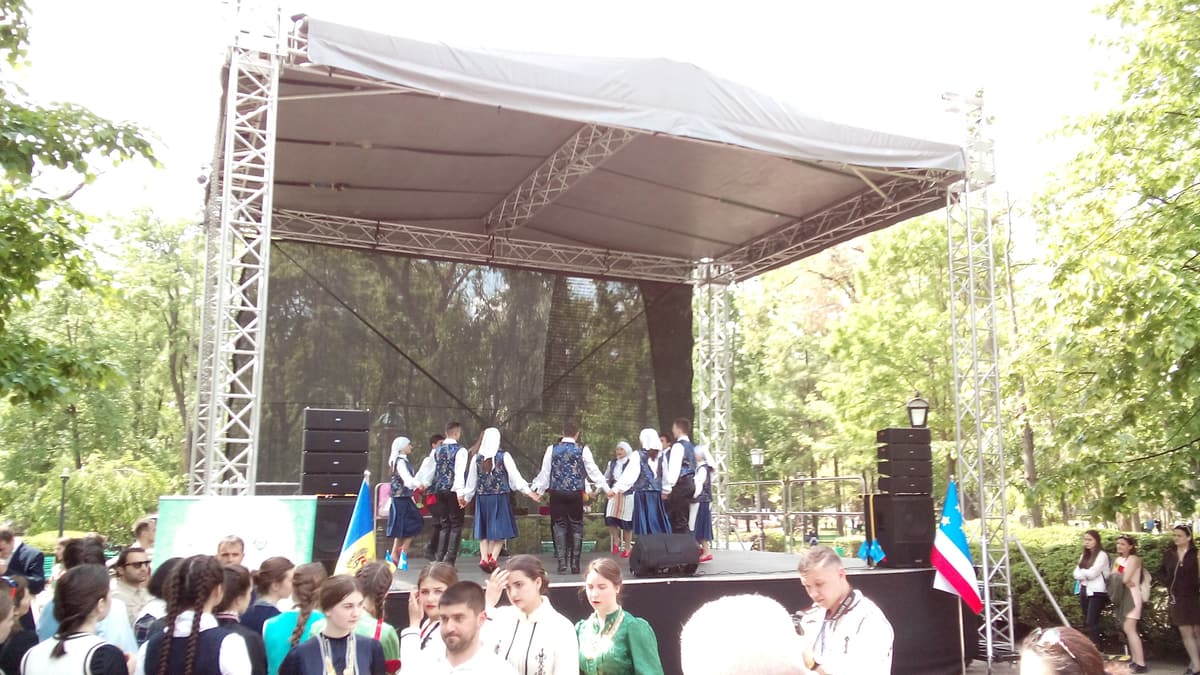Volkstänzer in gagausischer Tracht bei einem Hederlez-Fest