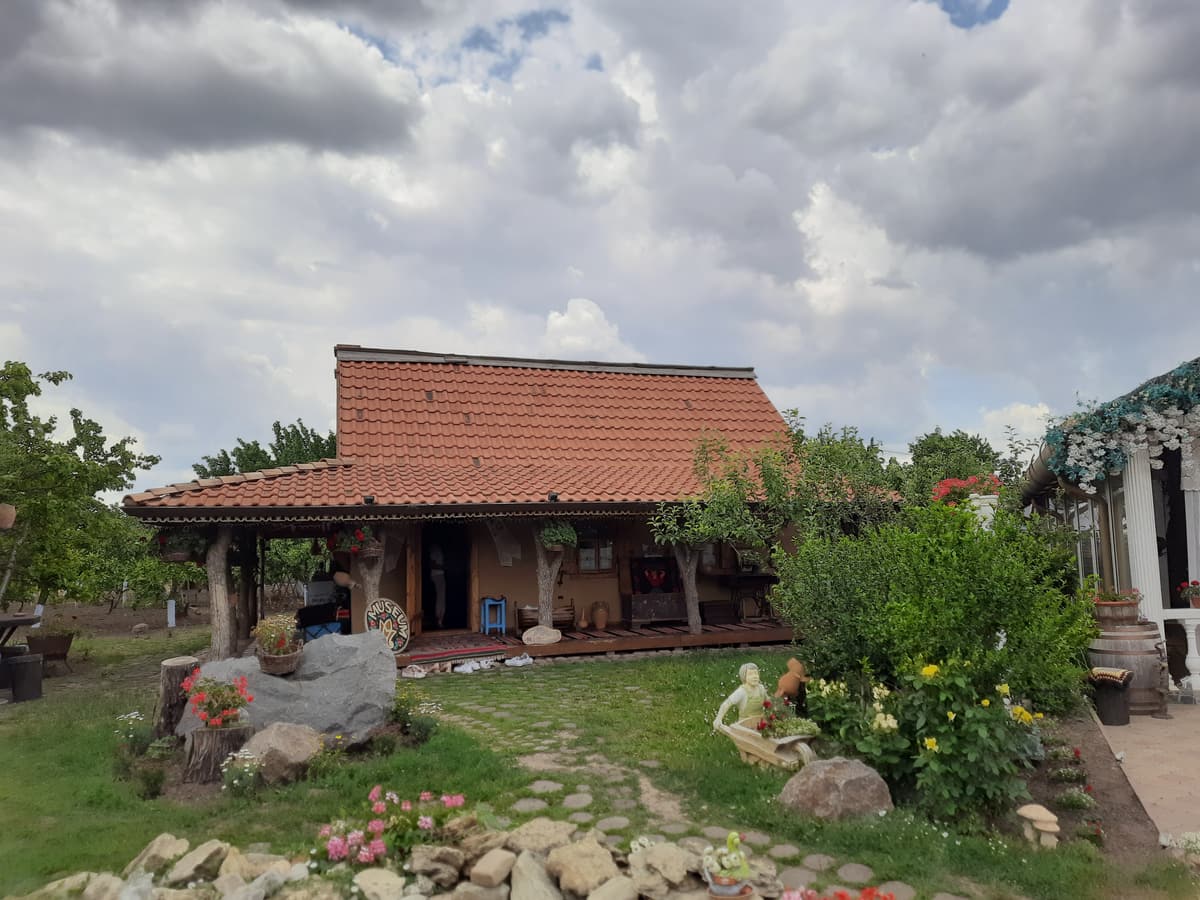Ein traditionelles Haus mit Ziegeldach und Garten im Museum Gagauz Sofrası in Congaz