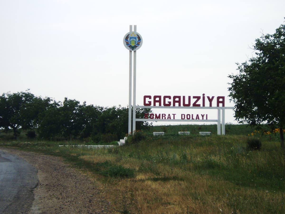 Das „Gagauziya“-Willkommensschild am Straßenrand an der Grenze des Bezirks Comrat
