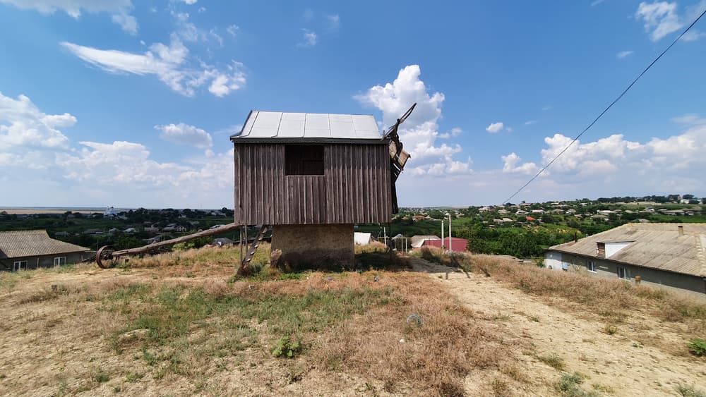 Die hölzerne Windmühle über dem Dorf Beșalma
