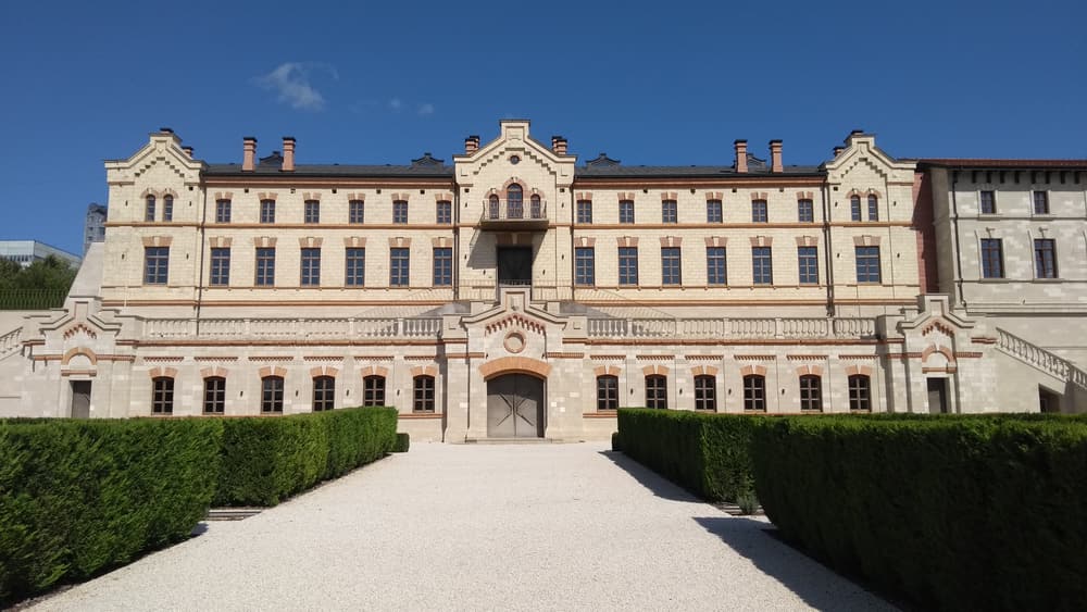Кам’яний фасад винного замку Castel Mimi