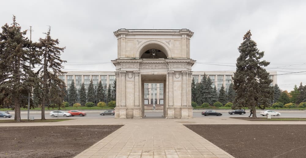Тріумфальна арка в центрі Кишинева