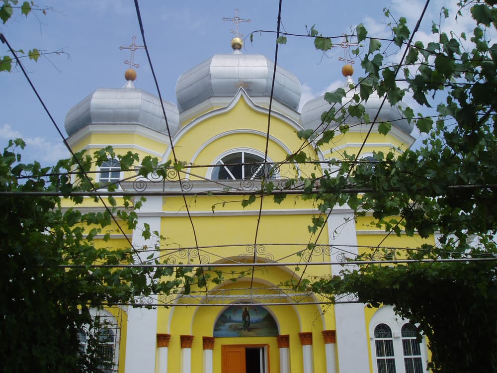 Die gelben Kuppeln der Kathedrale Johannes des Täufers in Comrat