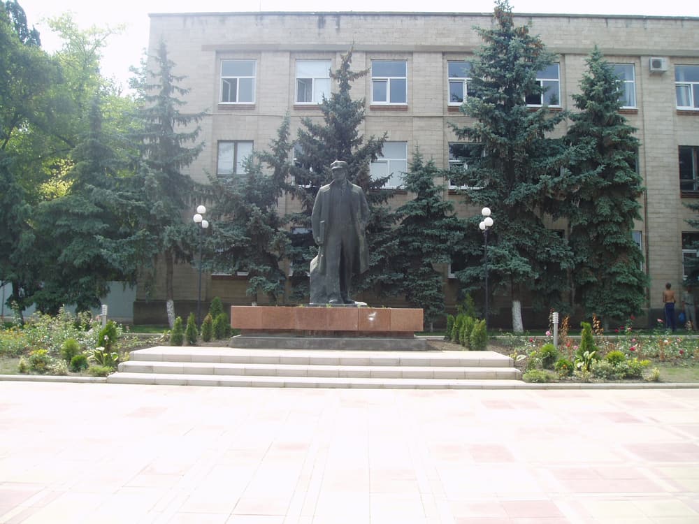 Пам’ятник Леніну перед будівлею адміністрації в Комраті