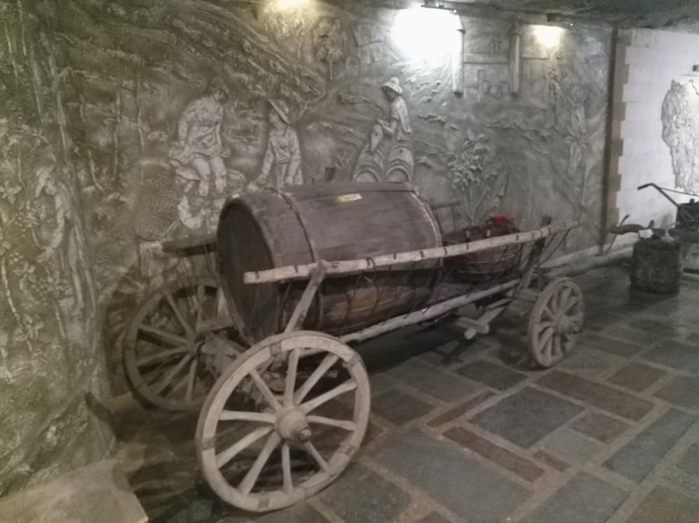 Ein alter hölzerner Fasswagen, ausgestellt in den Kellern von Cricova