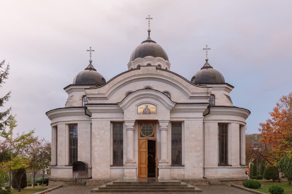Банева церква монастиря Курки серед осінніх дерев