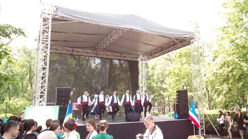 Tänzer in gagausischer Tracht auf der Bühne bei einem Hederlez-Fest