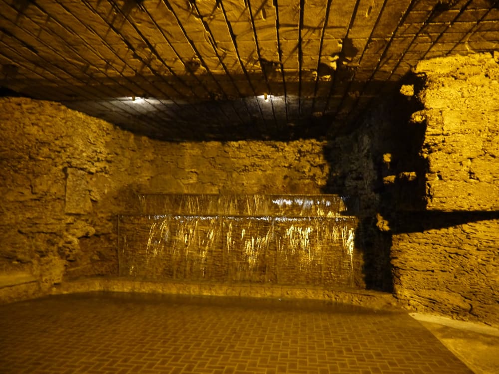 Eine in den Kalkstein gehauene unterirdische Galerie im Weingut Mileștii Mici