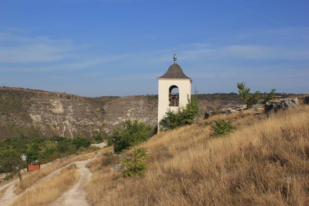Ein Glockenturm auf dem Kalksteinrücken über dem Răut-Tal bei Orheiul Vechi